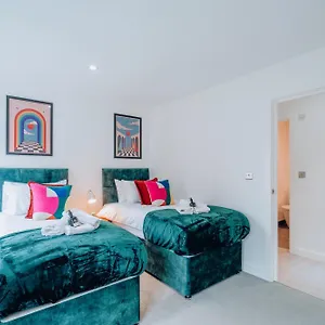 Two Bedroom Urban Retreat In The Heart Of Apartment Exeter